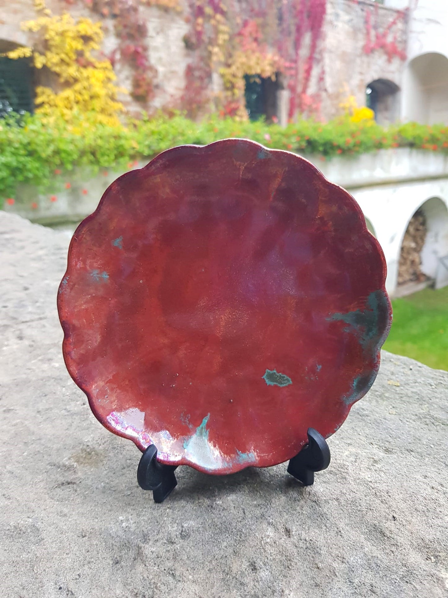 Delft Red glazed decorative plate, De Porcelayne Fles, Holland 1900s