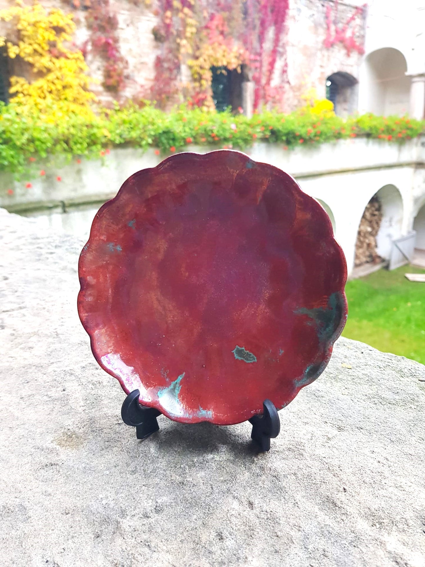 Delft Red glazed decorative plate, De Porcelayne Fles, Holland 1900s