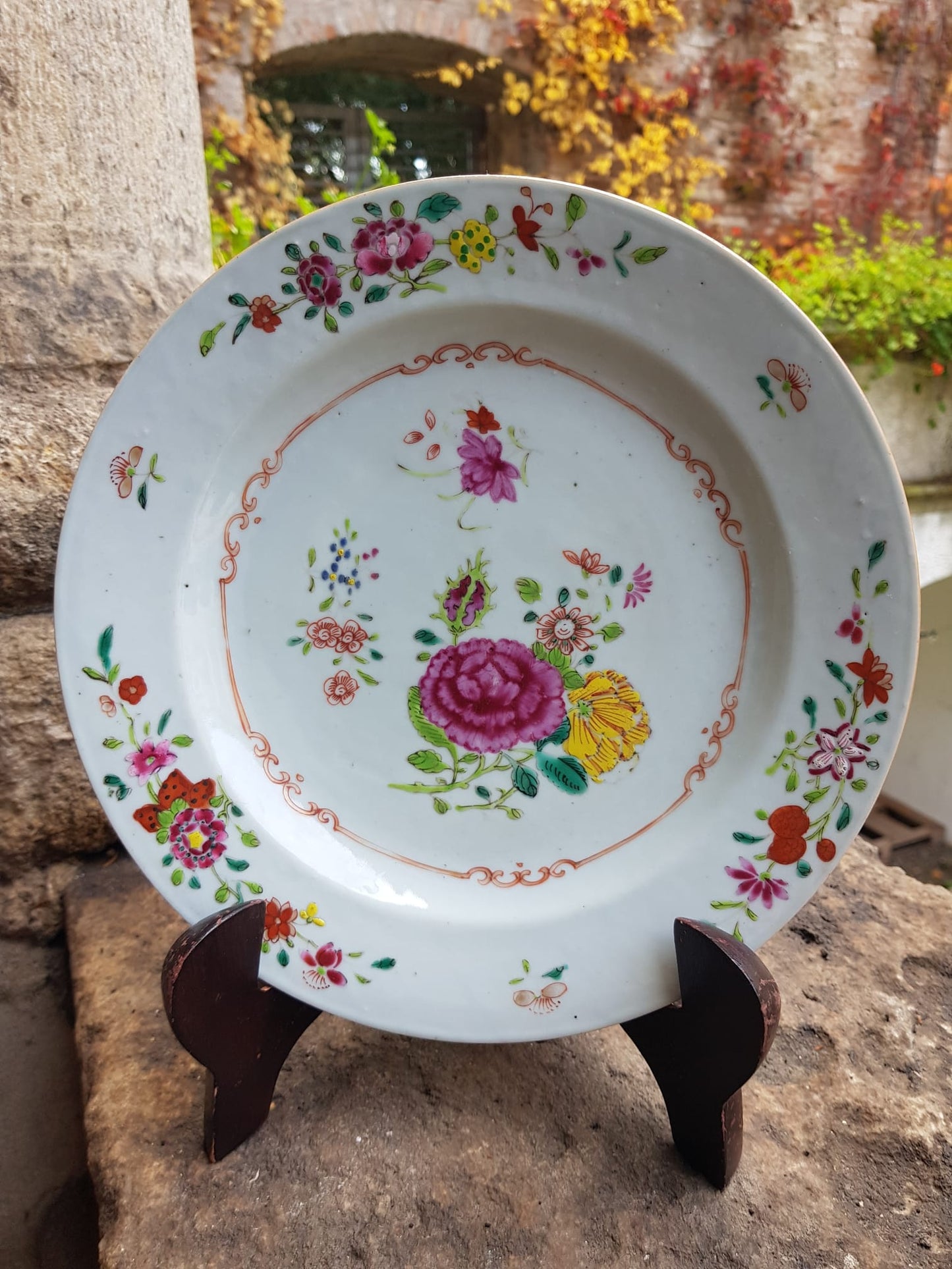 "Familie Rose" Decorative Porcelain Plate, Qianlong China 18th Century