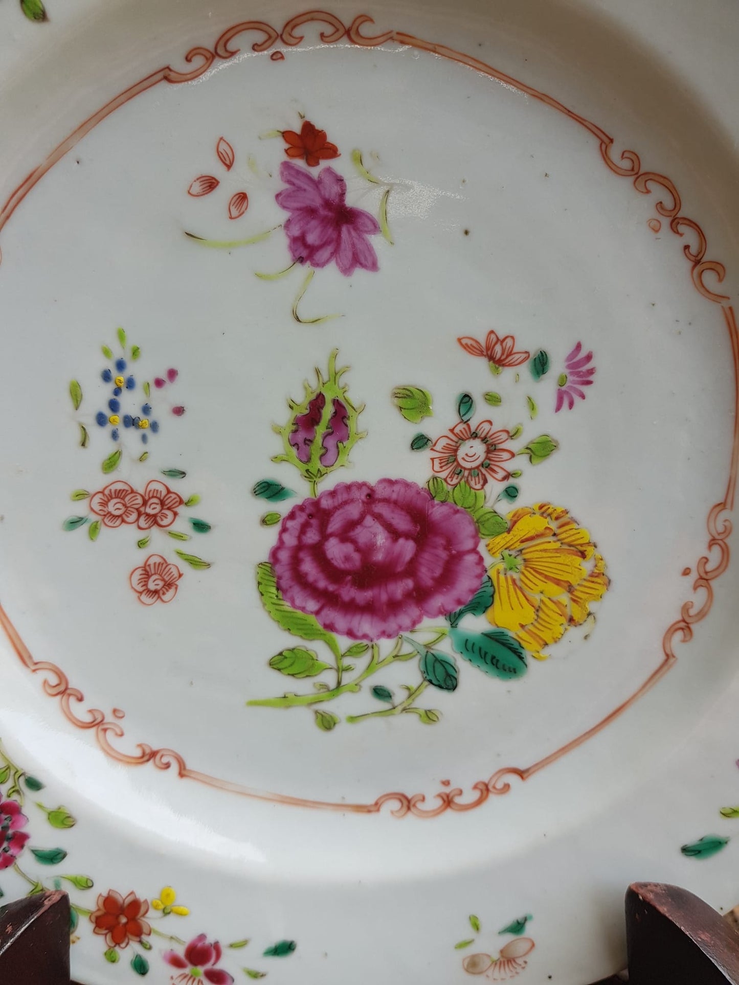 "Familie Rose" Decorative Porcelain Plate, Qianlong China 18th Century