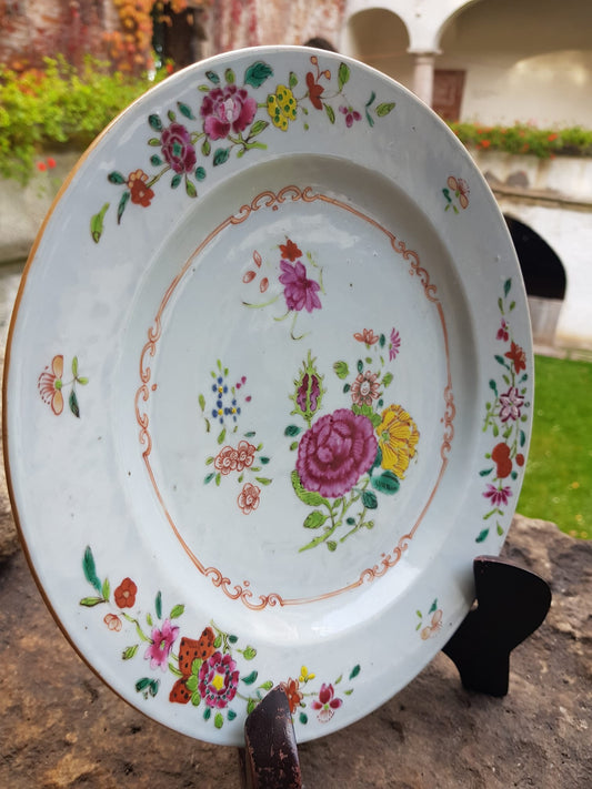 "Familie Rose" Decorative Porcelain Plate, Qianlong China 18th Century