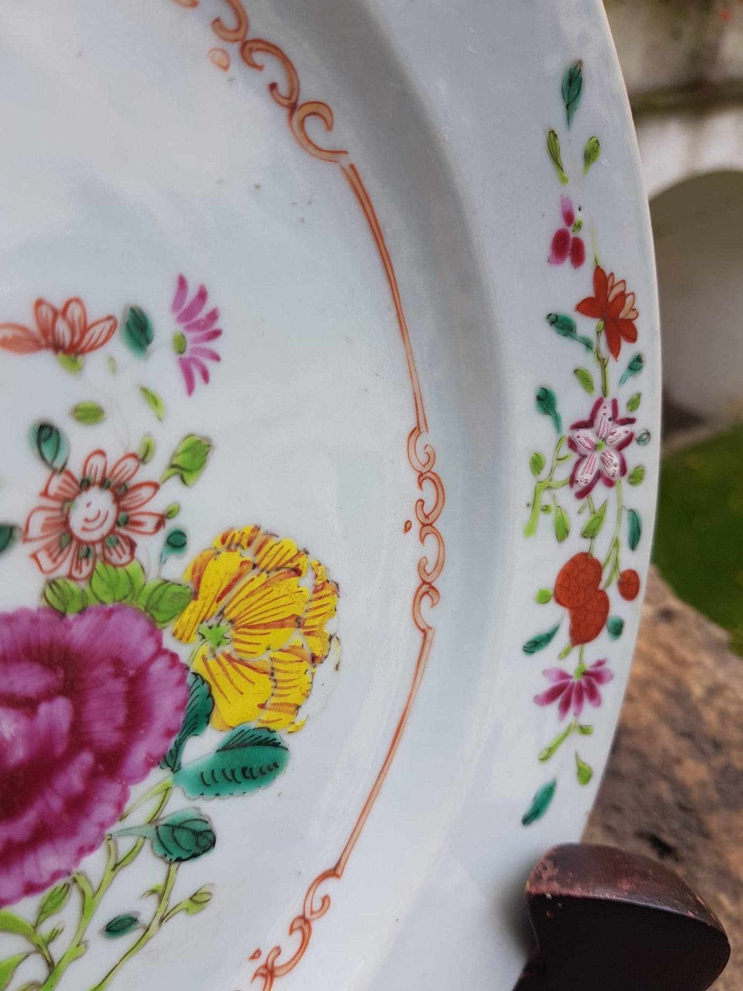 "Familie Rose" Decorative Porcelain Plate, Qianlong China 18th Century