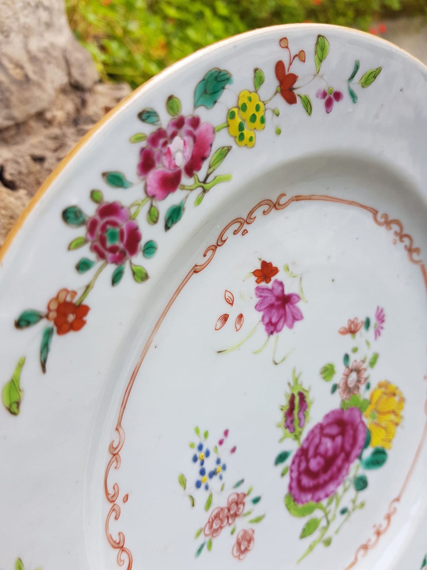 "Familie Rose" Decorative Porcelain Plate, Qianlong China 18th Century