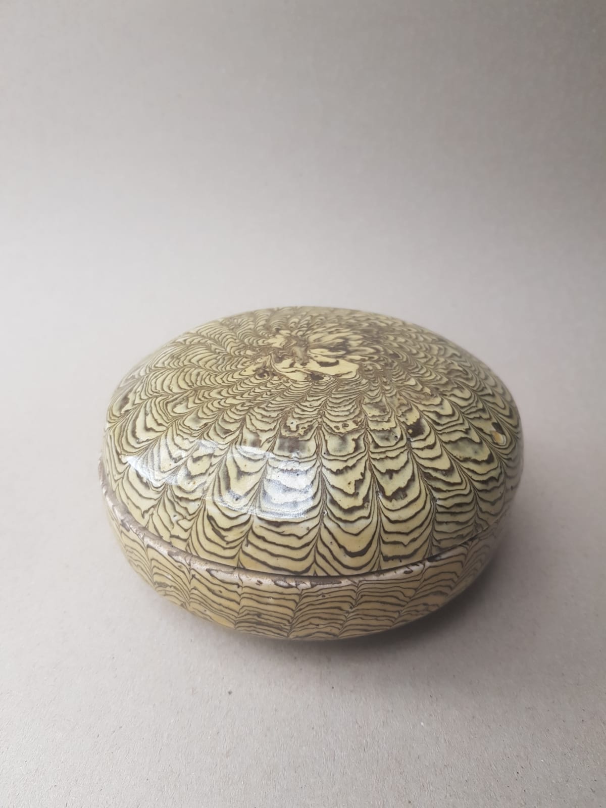 Marbled clay round box with cover. China, Tang dynasty [唐朝] (618 – 907)