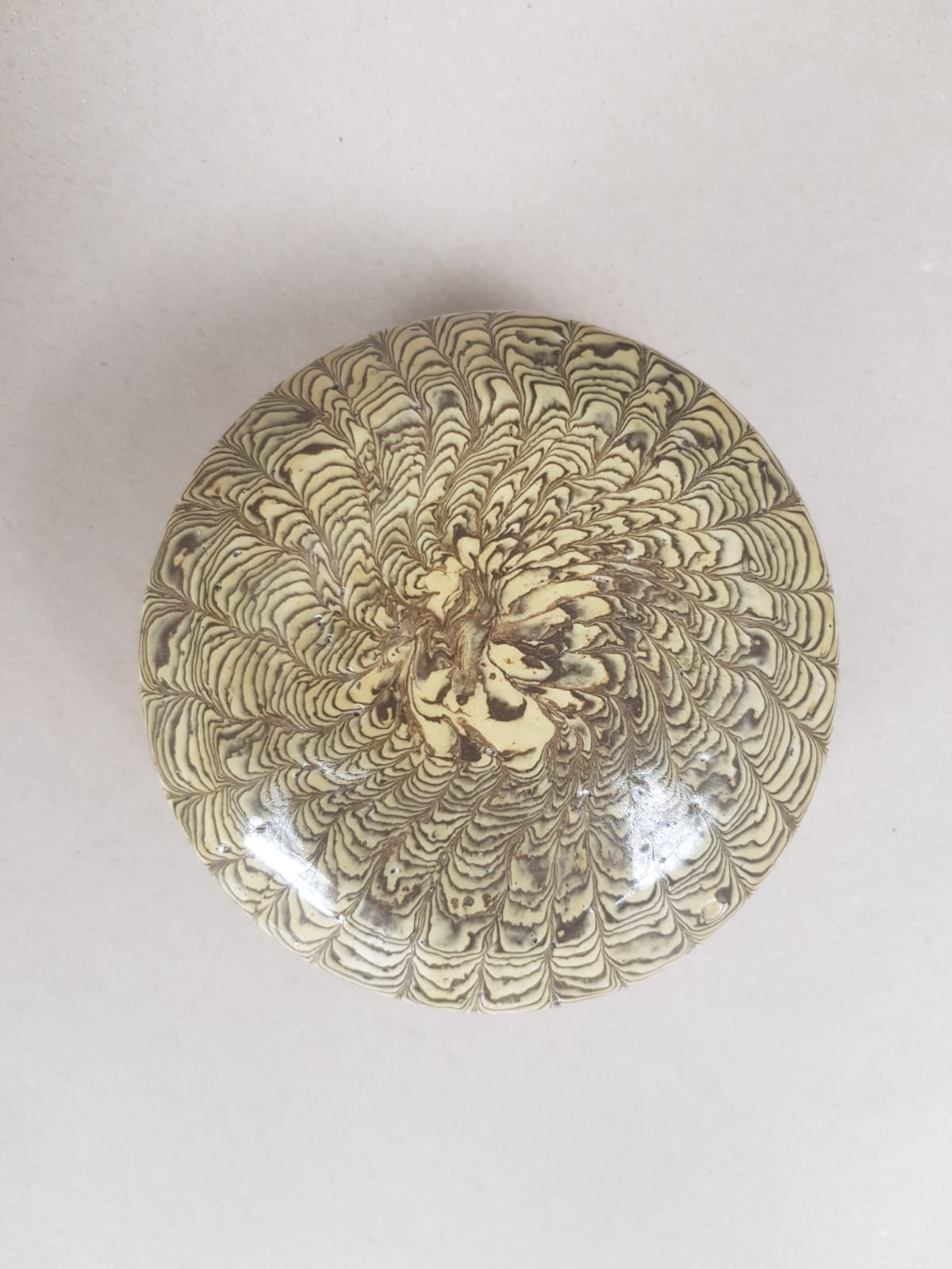 Marbled clay round box with cover. China, Tang dynasty [唐朝] (618 – 907)