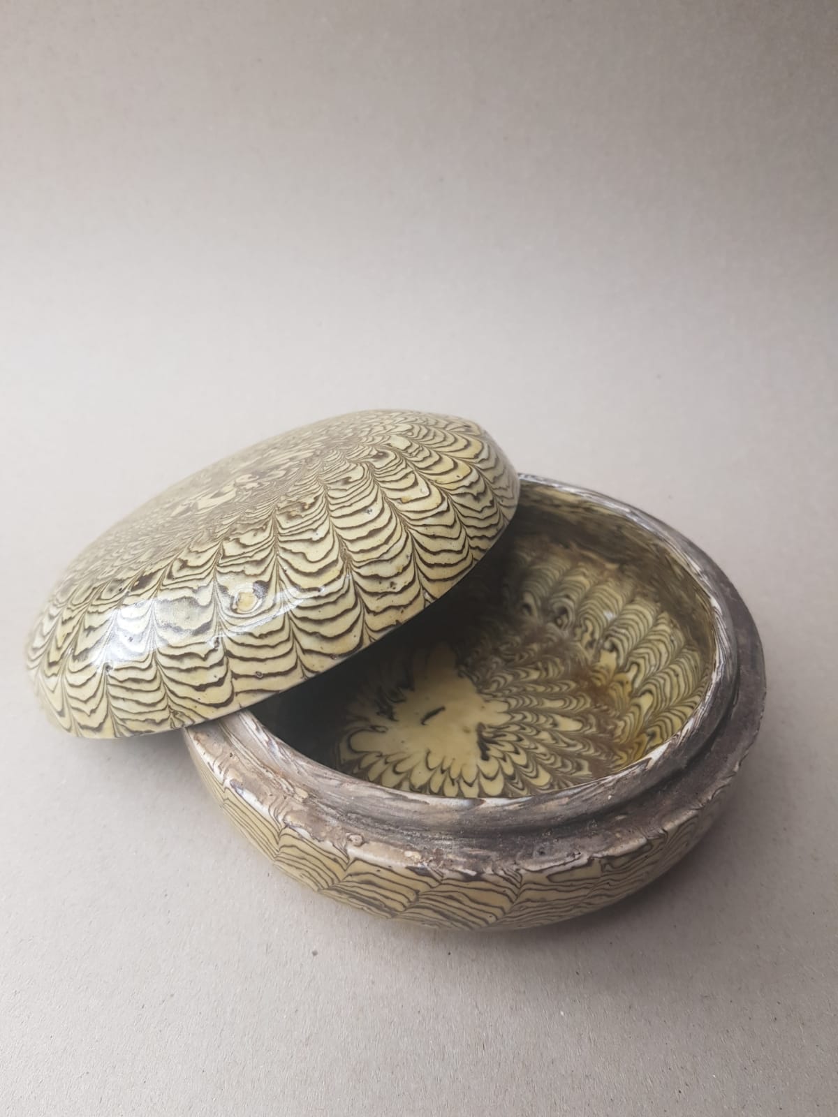 Marbled clay round box with cover. China, Tang dynasty [唐朝] (618 – 907)