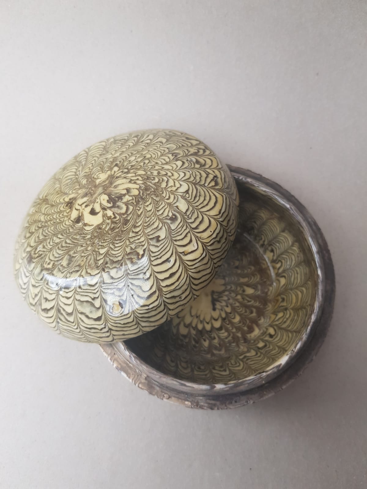 Marbled clay round box with cover. China, Tang dynasty [唐朝] (618 – 907)