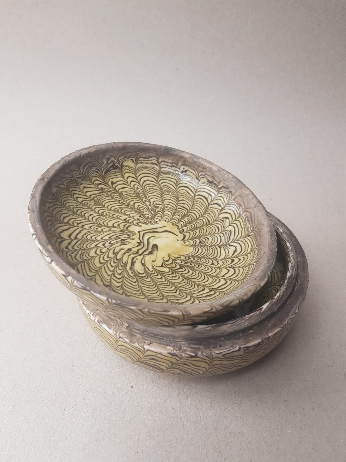 Marbled clay round box with cover. China, Tang dynasty [唐朝] (618 – 907)