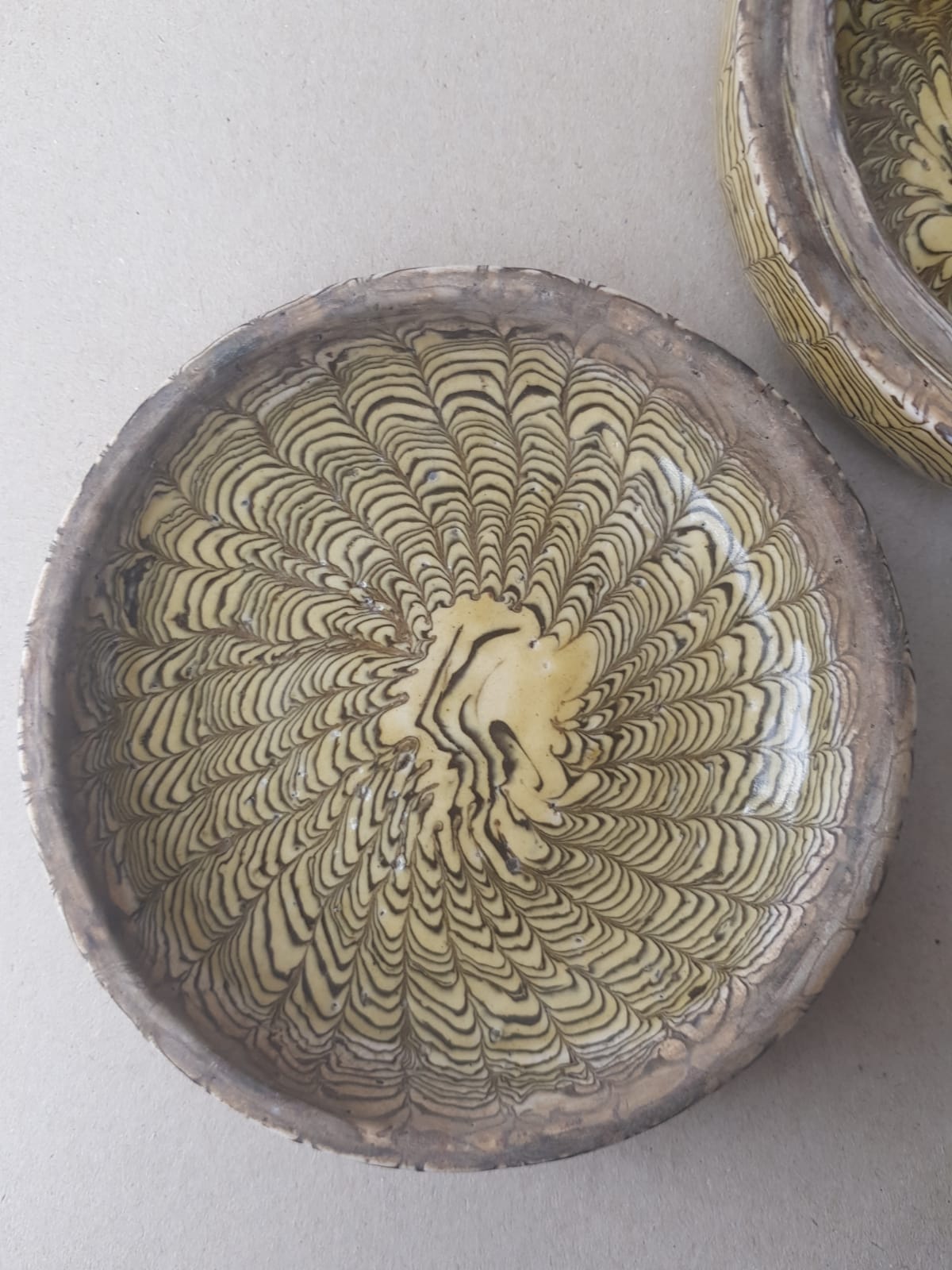 Marbled clay round box with cover. China, Tang dynasty [唐朝] (618 – 907)