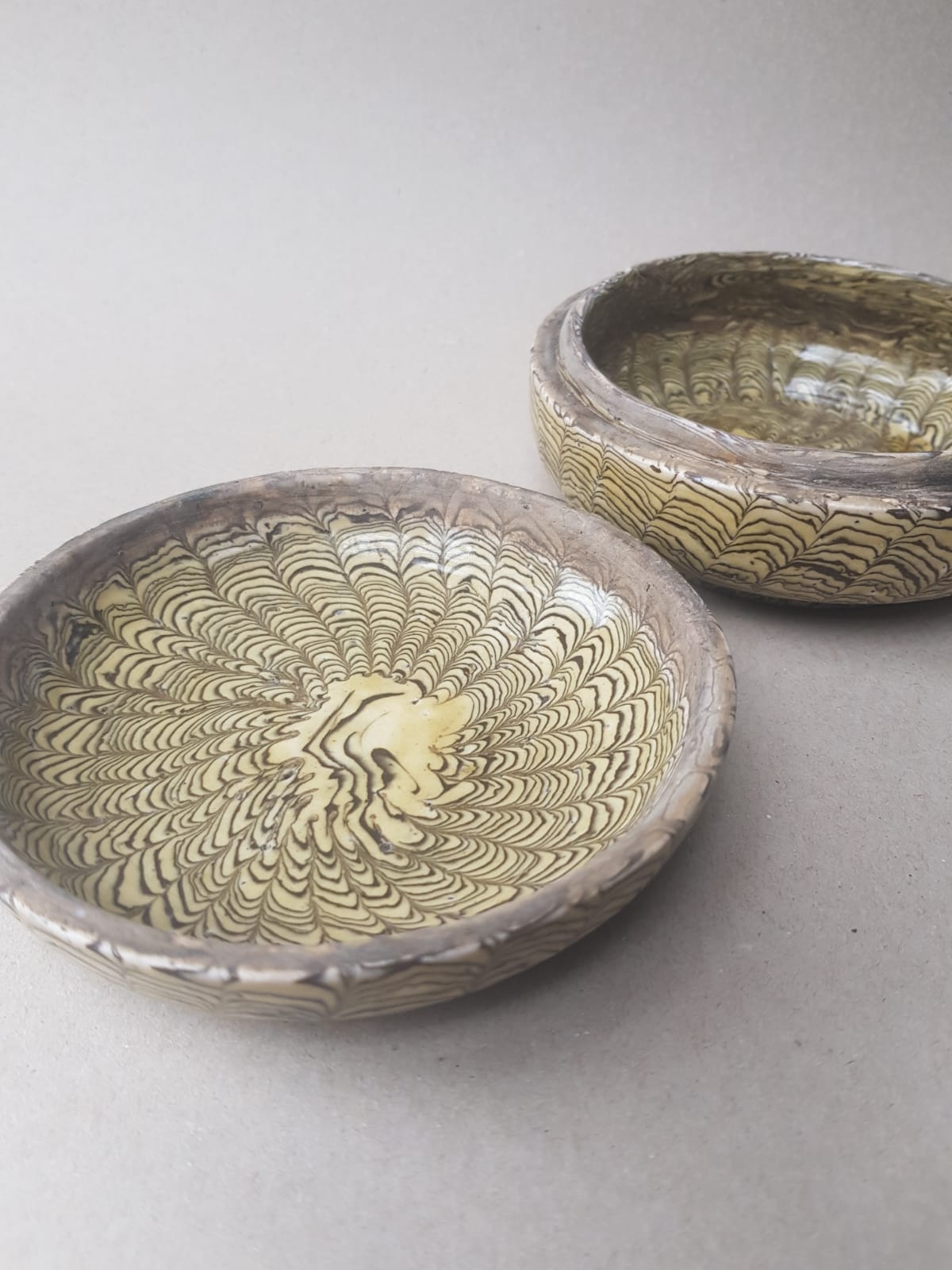 Marbled clay round box with cover. China, Tang dynasty [唐朝] (618 – 907)