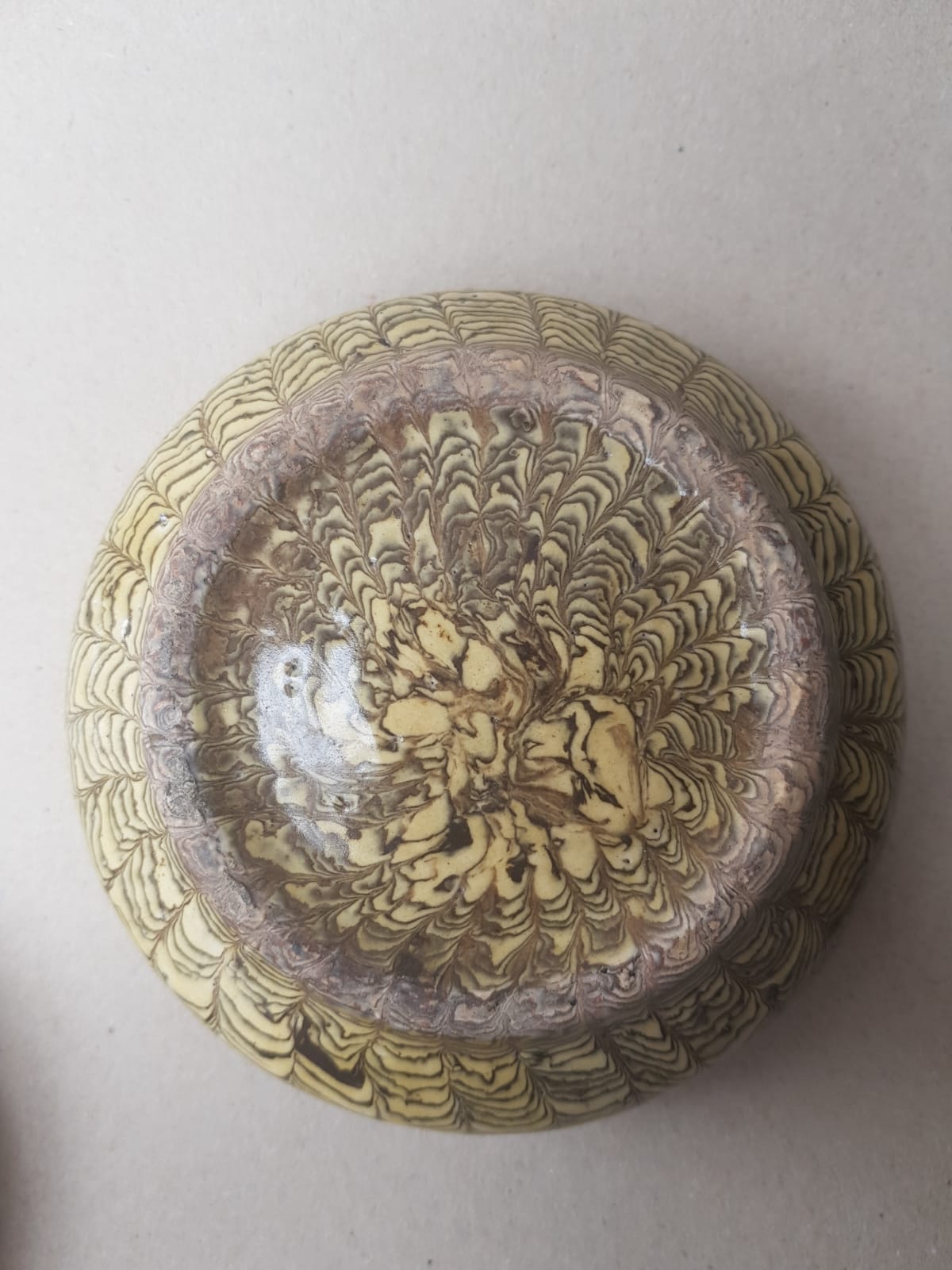 Marbled clay round box with cover. China, Tang dynasty [唐朝] (618 – 907)