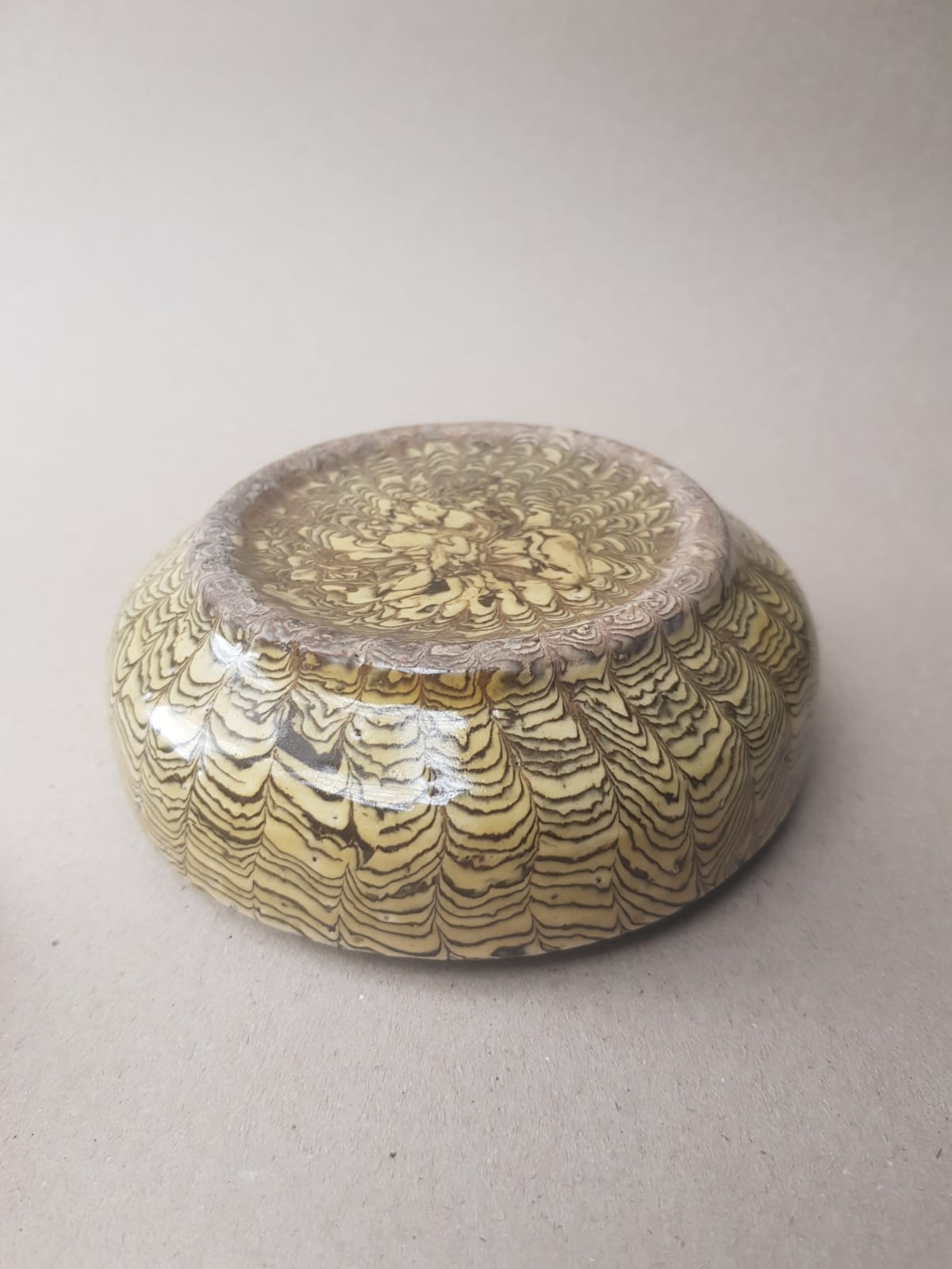 Marbled clay round box with cover. China, Tang dynasty [唐朝] (618 – 907)