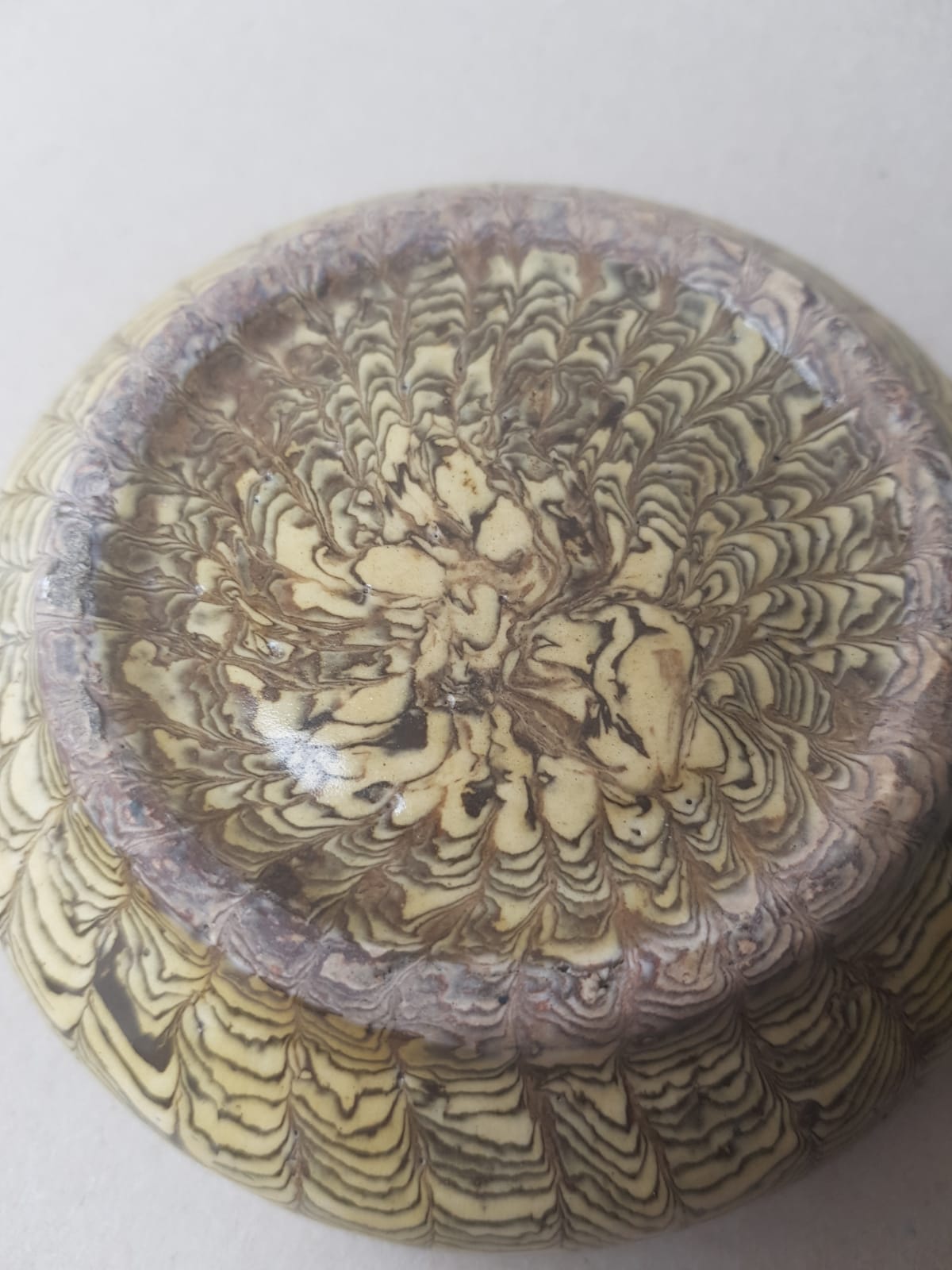Marbled clay round box with cover. China, Tang dynasty [唐朝] (618 – 907)