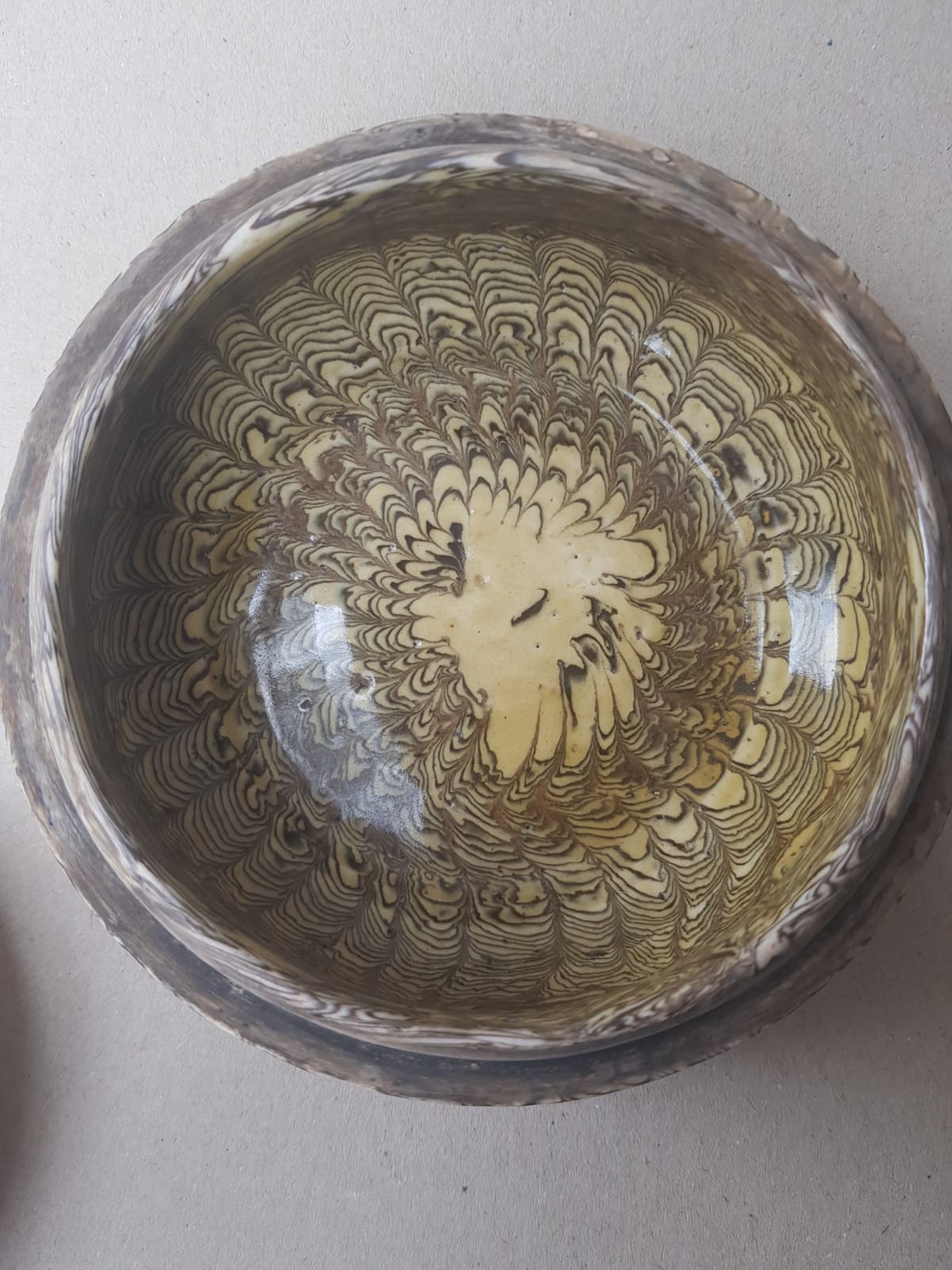 Marbled clay round box with cover. China, Tang dynasty [唐朝] (618 – 907)