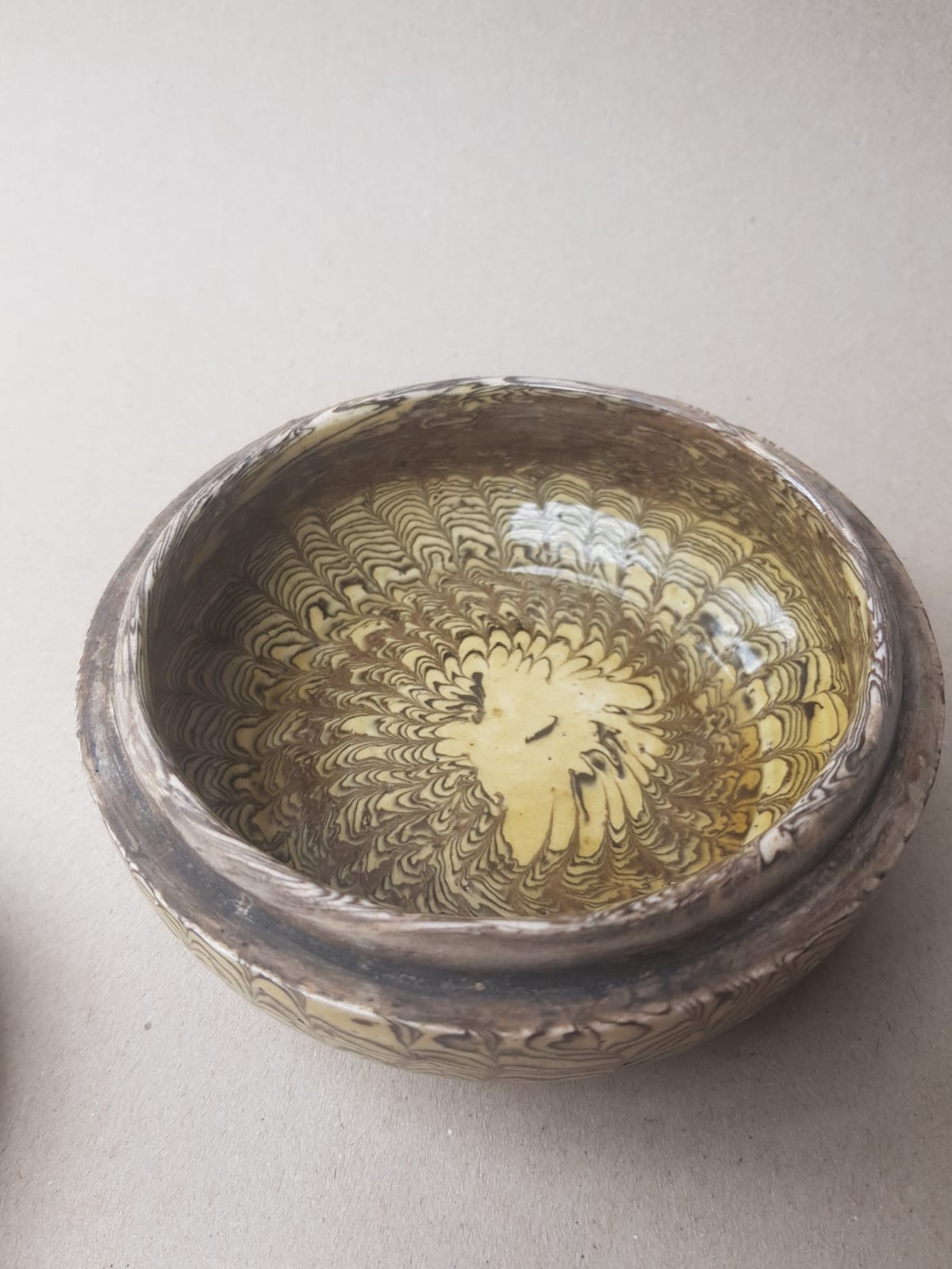 Marbled clay round box with cover. China, Tang dynasty [唐朝] (618 – 907)