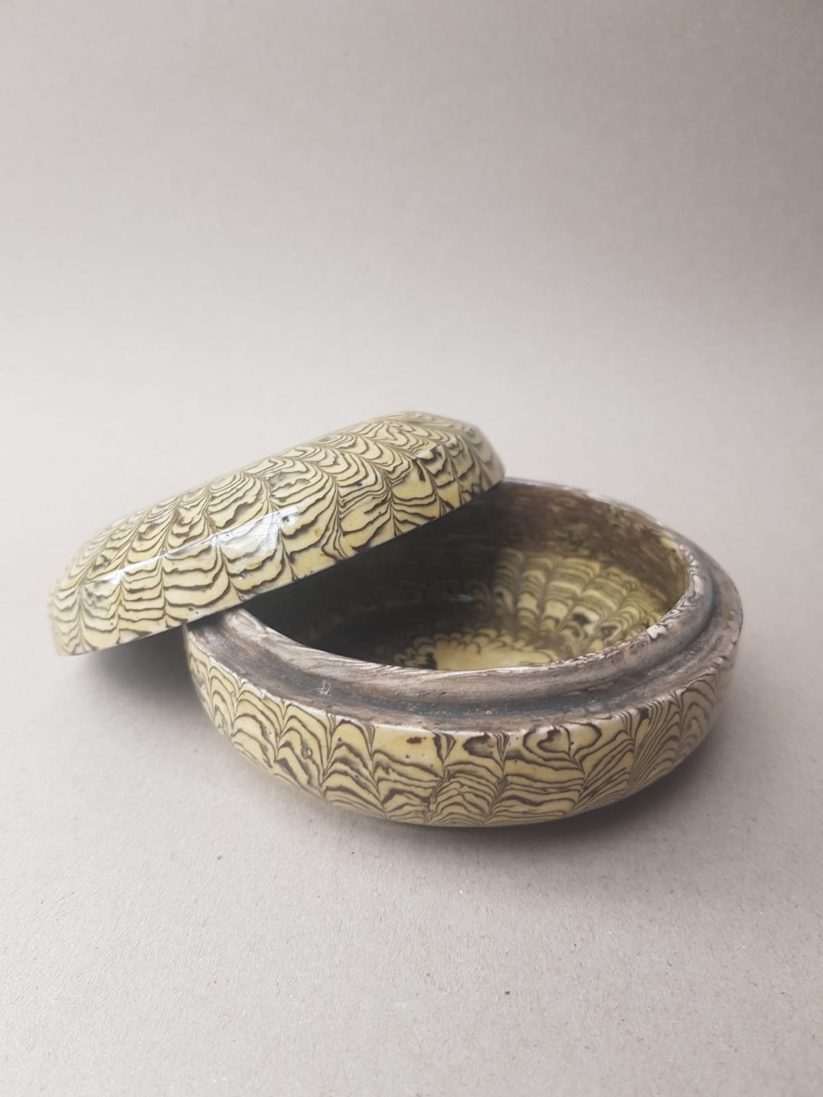 Marbled clay round box with cover. China, Tang dynasty [唐朝] (618 – 907)