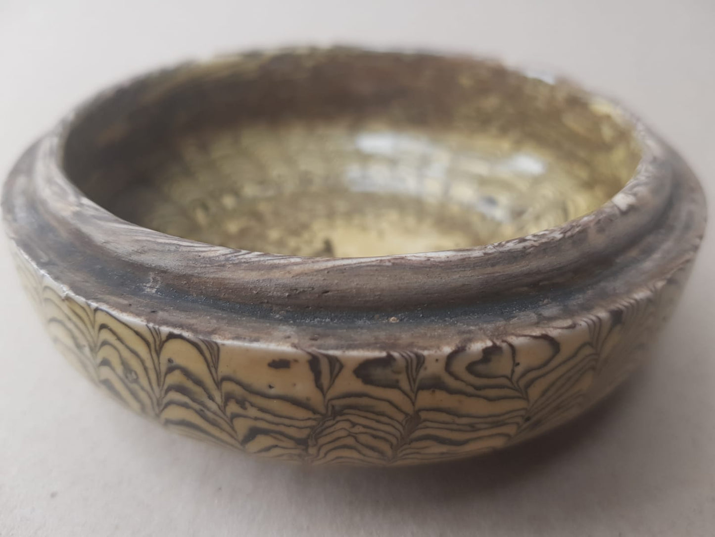 Marbled clay round box with cover. China, Tang dynasty [唐朝] (618 – 907)