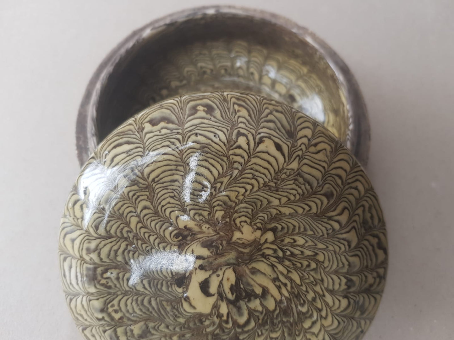 Marbled clay round box with cover. China, Tang dynasty [唐朝] (618 – 907)