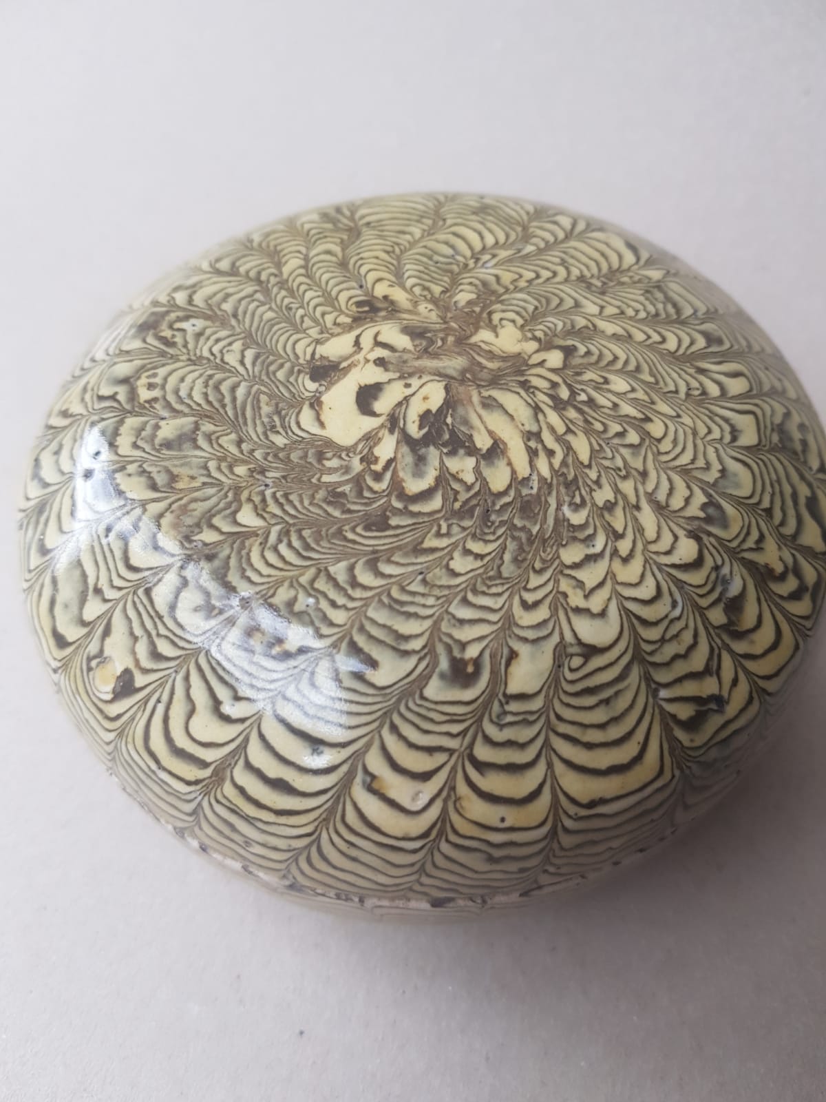 Marbled clay round box with cover. China, Tang dynasty [唐朝] (618 – 907)