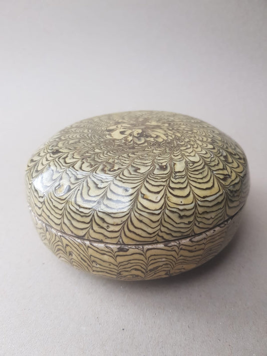 Marbled clay round box with cover. China, Tang dynasty [唐朝] (618 – 907)
