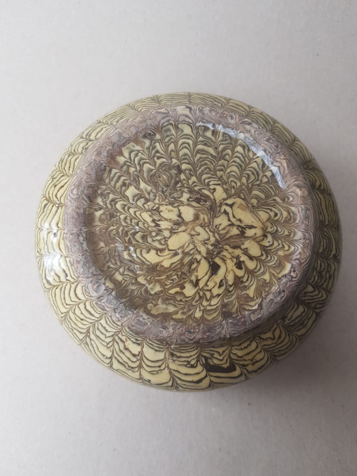 Marbled clay round box with cover. China, Tang dynasty [唐朝] (618 – 907)