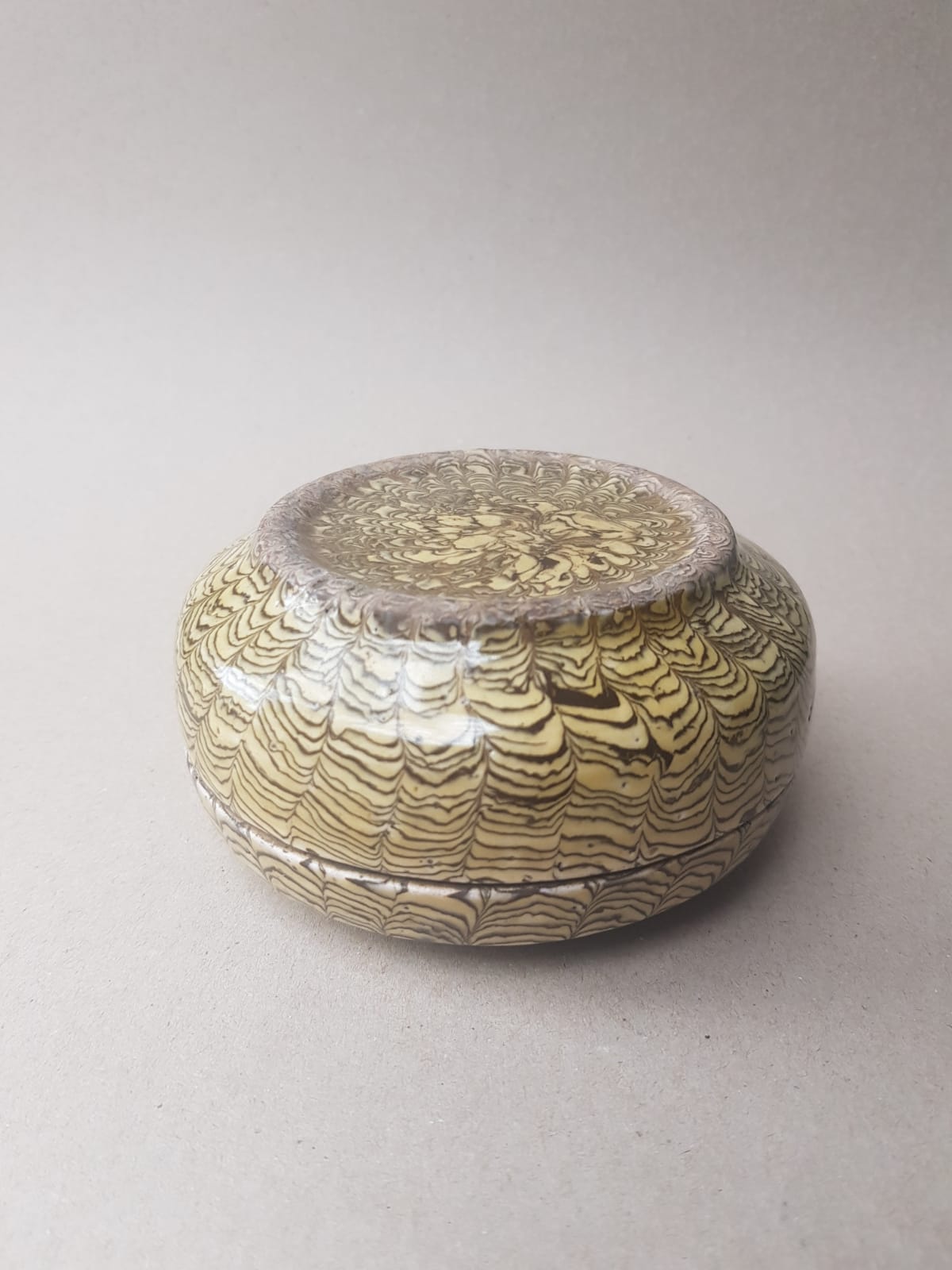 Marbled clay round box with cover. China, Tang dynasty [唐朝] (618 – 907)