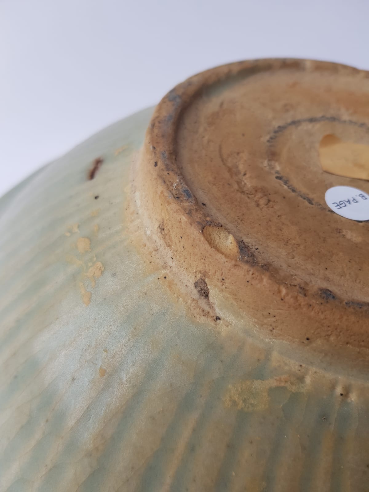 Antique Thai Sawankhalok Celadon Foliate Rim Dish (14th–16th Century)