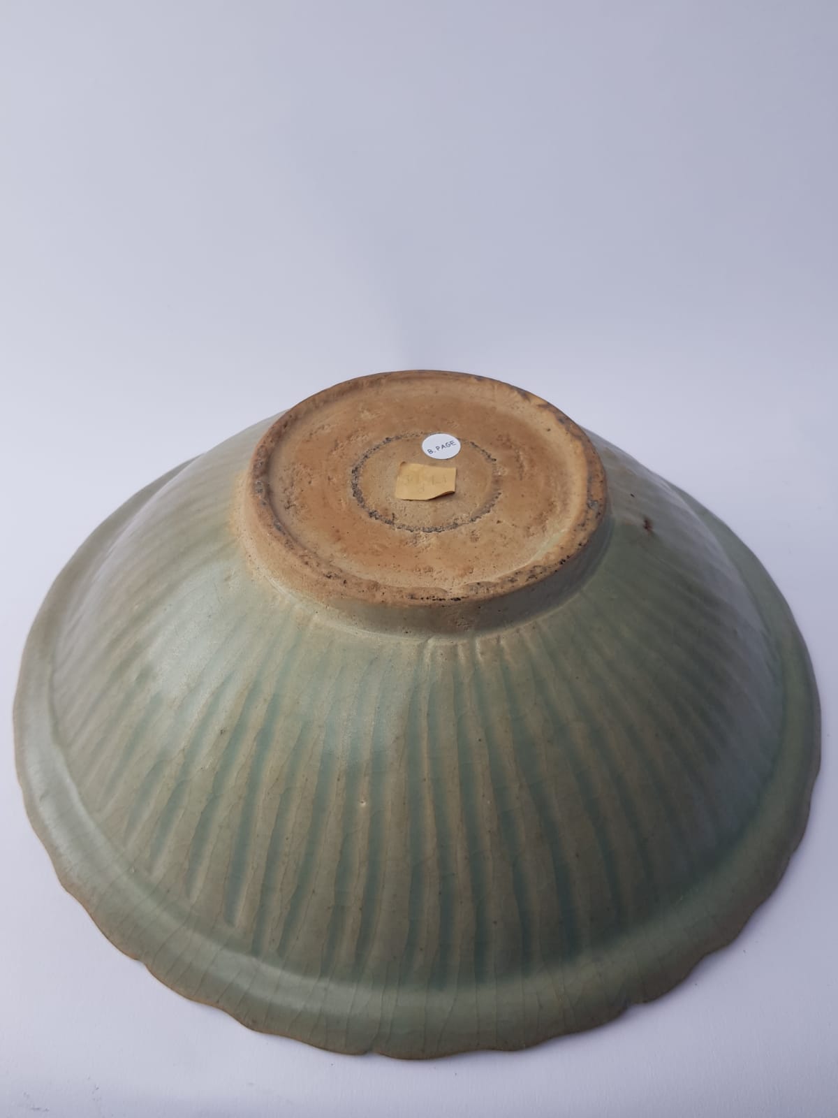 Antique Thai Sawankhalok Celadon Foliate Rim Dish (14th–16th Century)