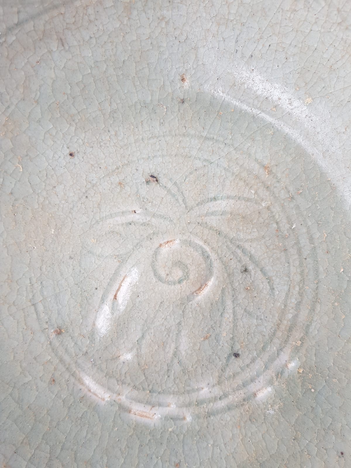 Antique Thai Sawankhalok Celadon Foliate Rim Dish (14th–16th Century)
