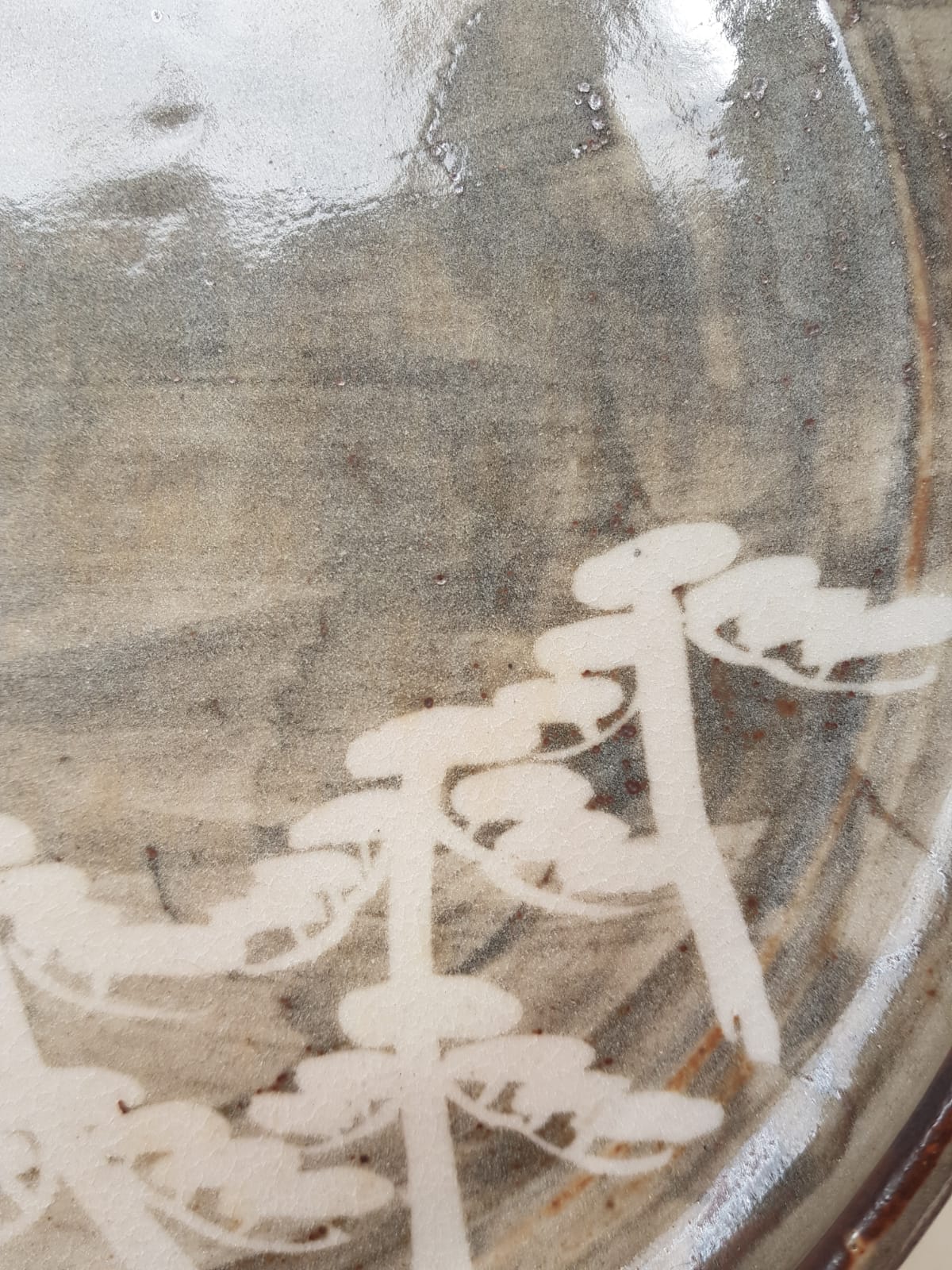 Artisanal Japanese Karatsu-yaki Studio Pottery Plate – Hand-Painted Pine Motif