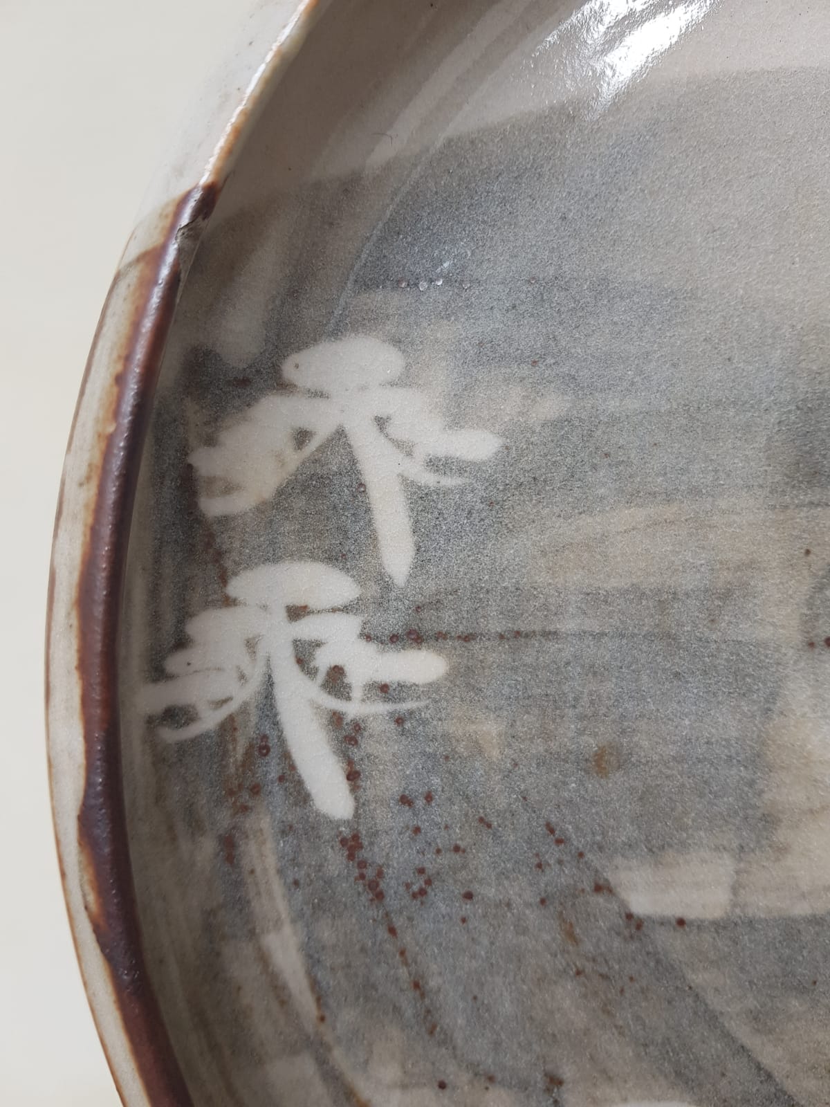 Artisanal Japanese Karatsu-yaki Studio Pottery Plate – Hand-Painted Pine Motif