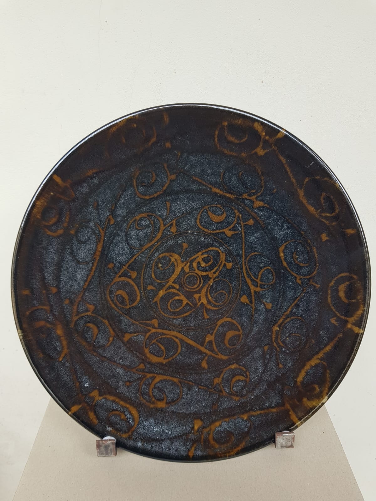 Significant Antique Japanese Sgraffito Charger – Hand-Signed Artist Studio Pottery (39cm), Meiji Period