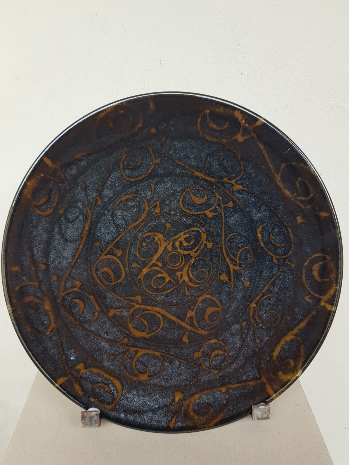 Significant Antique Japanese Sgraffito Charger – Hand-Signed Artist Studio Pottery (39cm), Meiji Period