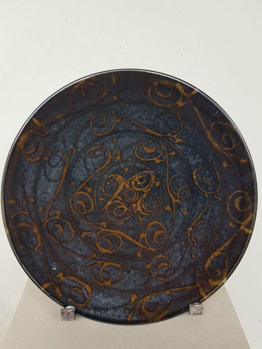 Significant Antique Japanese Sgraffito Charger – Hand-Signed Artist Studio Pottery (39cm), Meiji Period