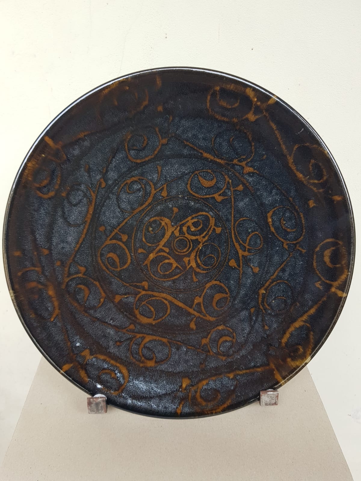 Significant Antique Japanese Sgraffito Charger – Hand-Signed Artist Studio Pottery (39cm), Meiji Period