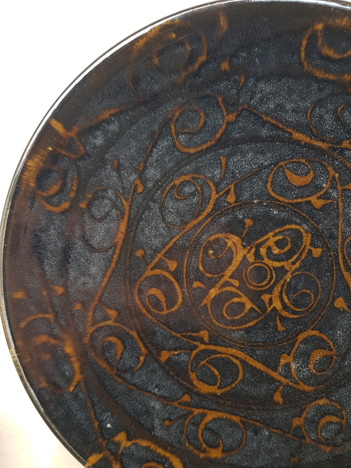Significant Antique Japanese Sgraffito Charger – Hand-Signed Artist Studio Pottery (39cm), Meiji Period