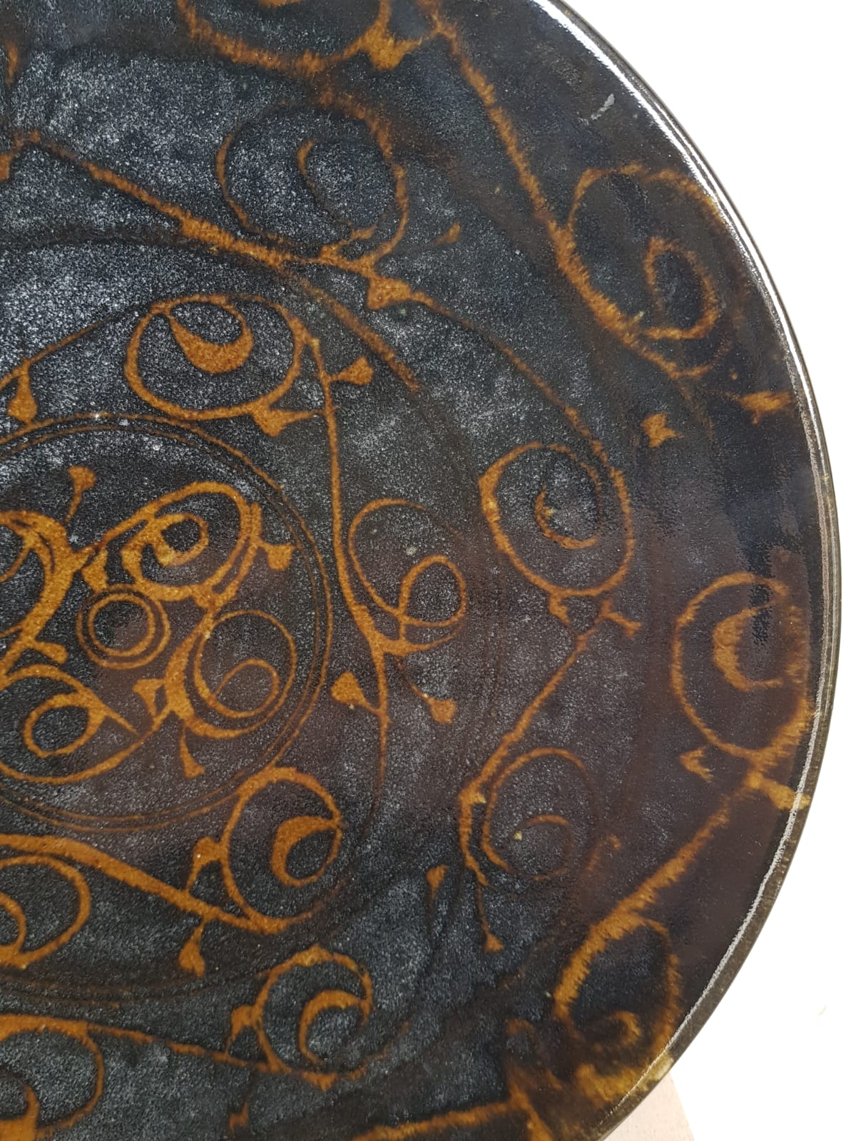 Significant Antique Japanese Sgraffito Charger – Hand-Signed Artist Studio Pottery (39cm), Meiji Period
