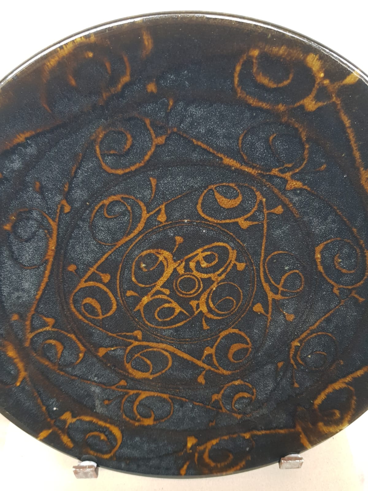 Significant Antique Japanese Sgraffito Charger – Hand-Signed Artist Studio Pottery (39cm), Meiji Period