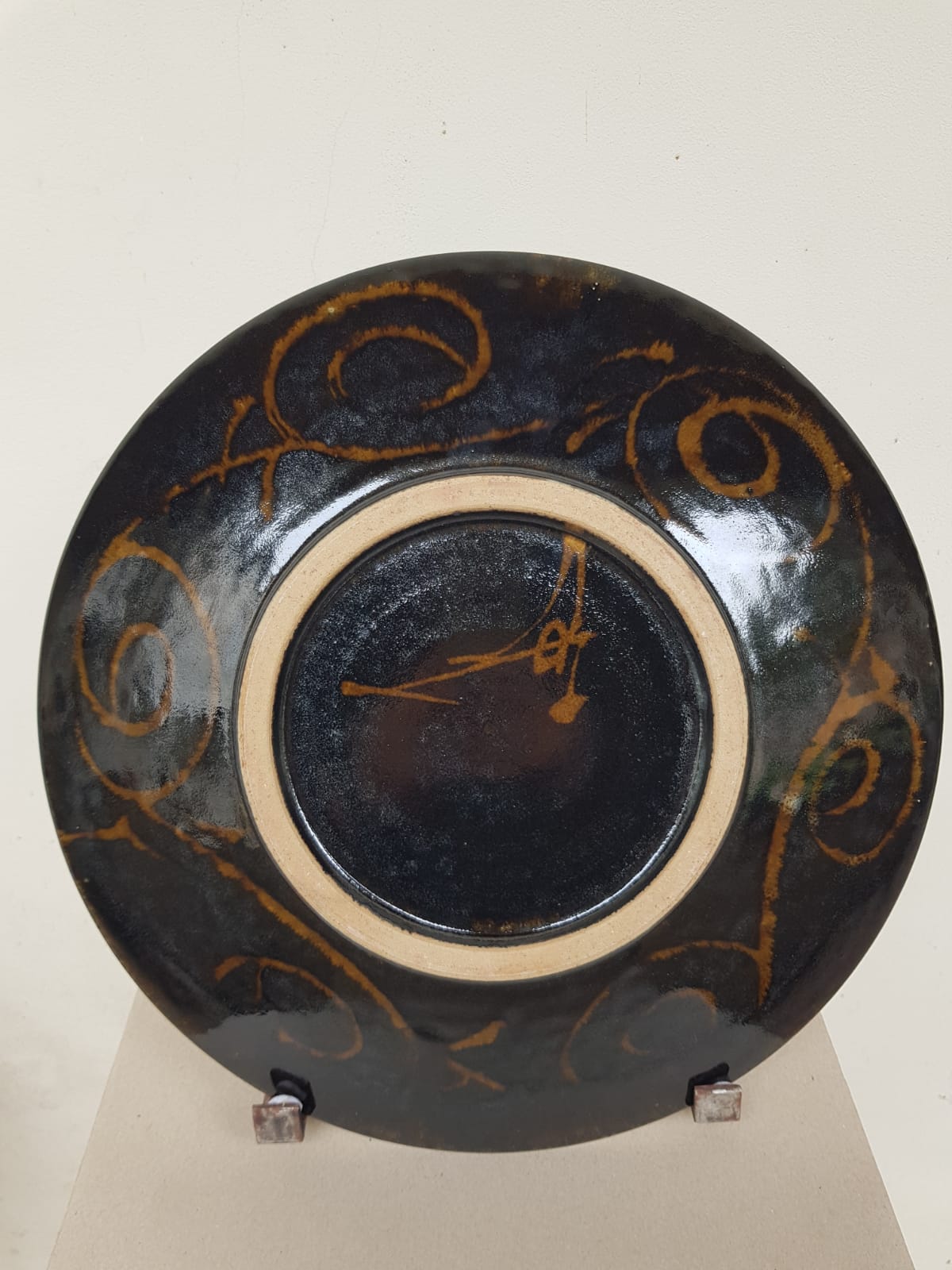 Significant Antique Japanese Sgraffito Charger – Hand-Signed Artist Studio Pottery (39cm), Meiji Period