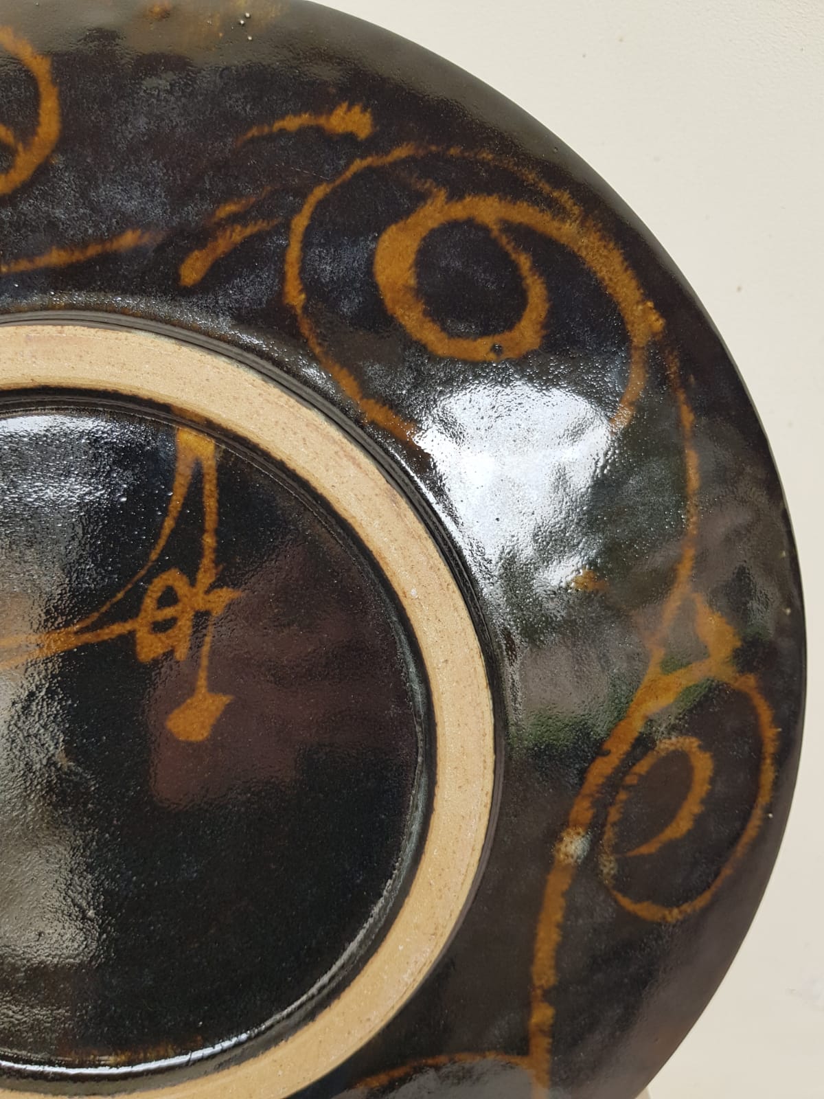 Significant Antique Japanese Sgraffito Charger – Hand-Signed Artist Studio Pottery (39cm), Meiji Period