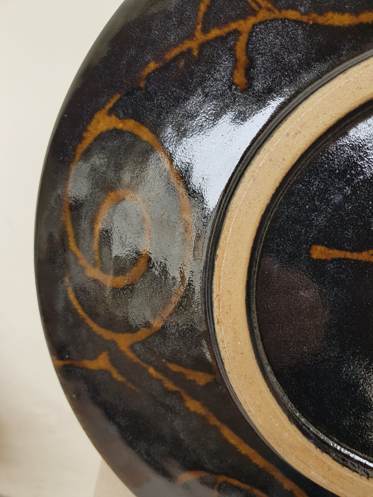 Significant Antique Japanese Sgraffito Charger – Hand-Signed Artist Studio Pottery (39cm), Meiji Period